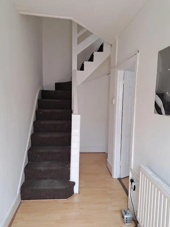 Single Room Near London Seven Kings Train Station 0*,
