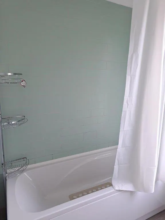 Single Room Near London Seven Kings Train Station Проживание в семье
