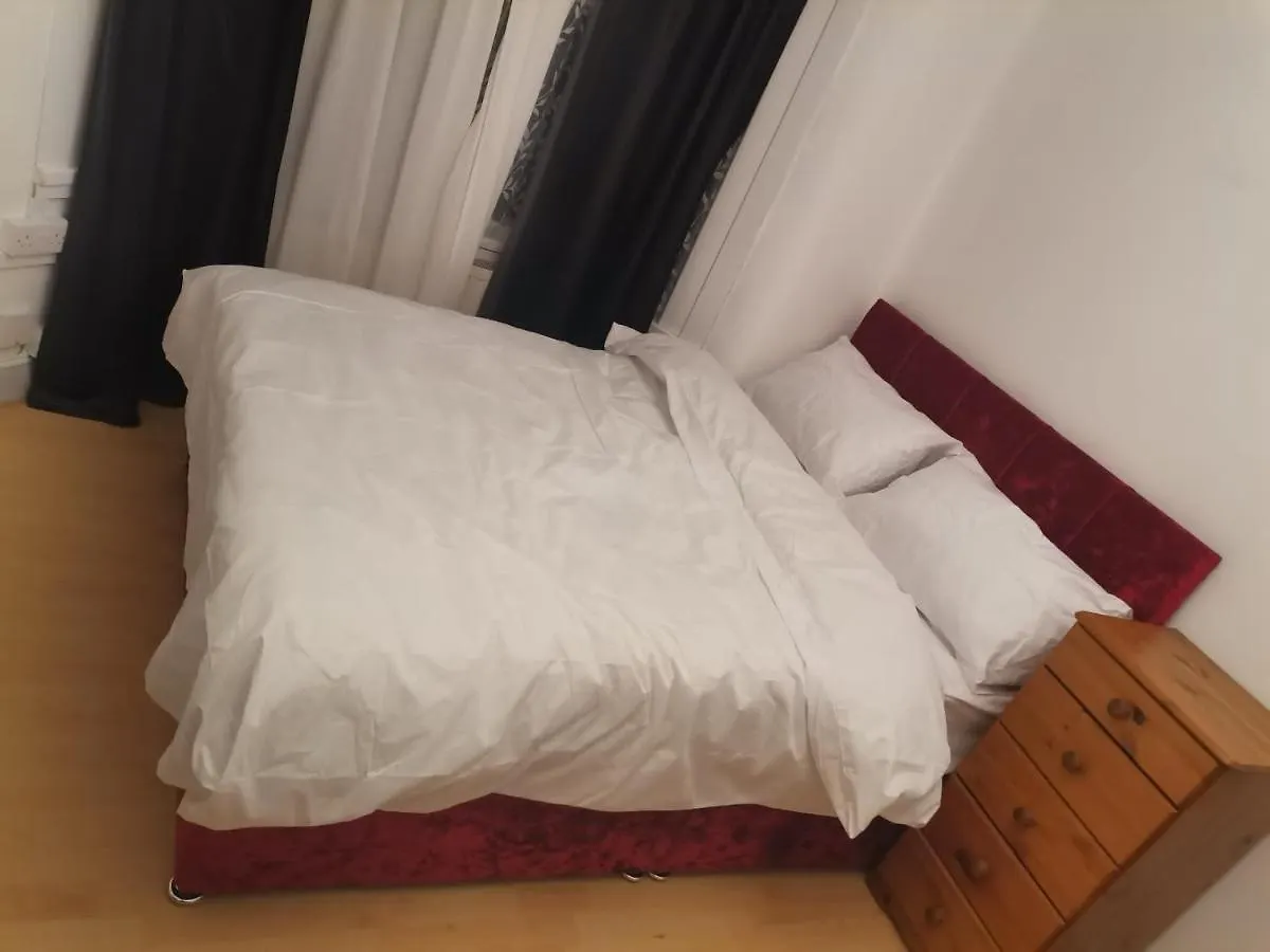 Single Room Near London Seven Kings Train Station