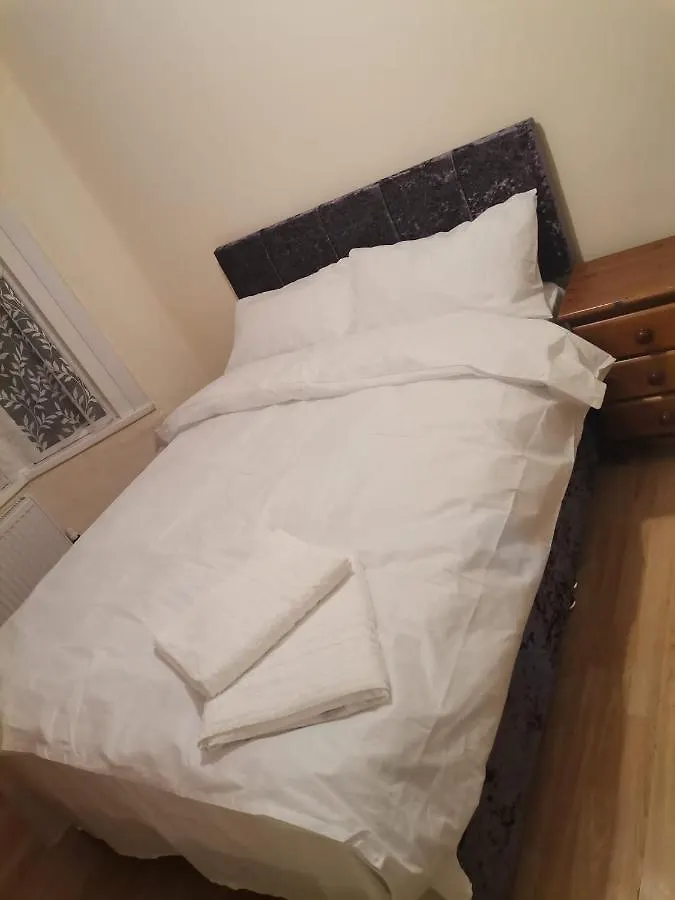 Single Room Near London Seven Kings Train Station Великобритания